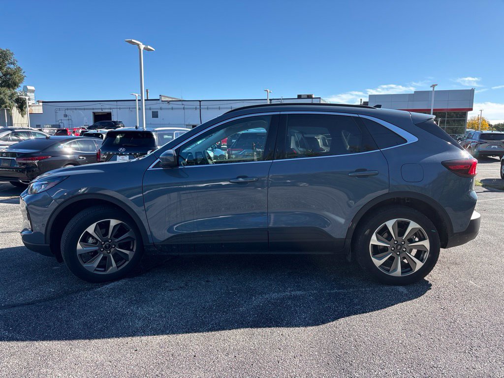 Used 2023 Ford Escape Platinum w/ Premium Technology Package AWD/4WD image 3