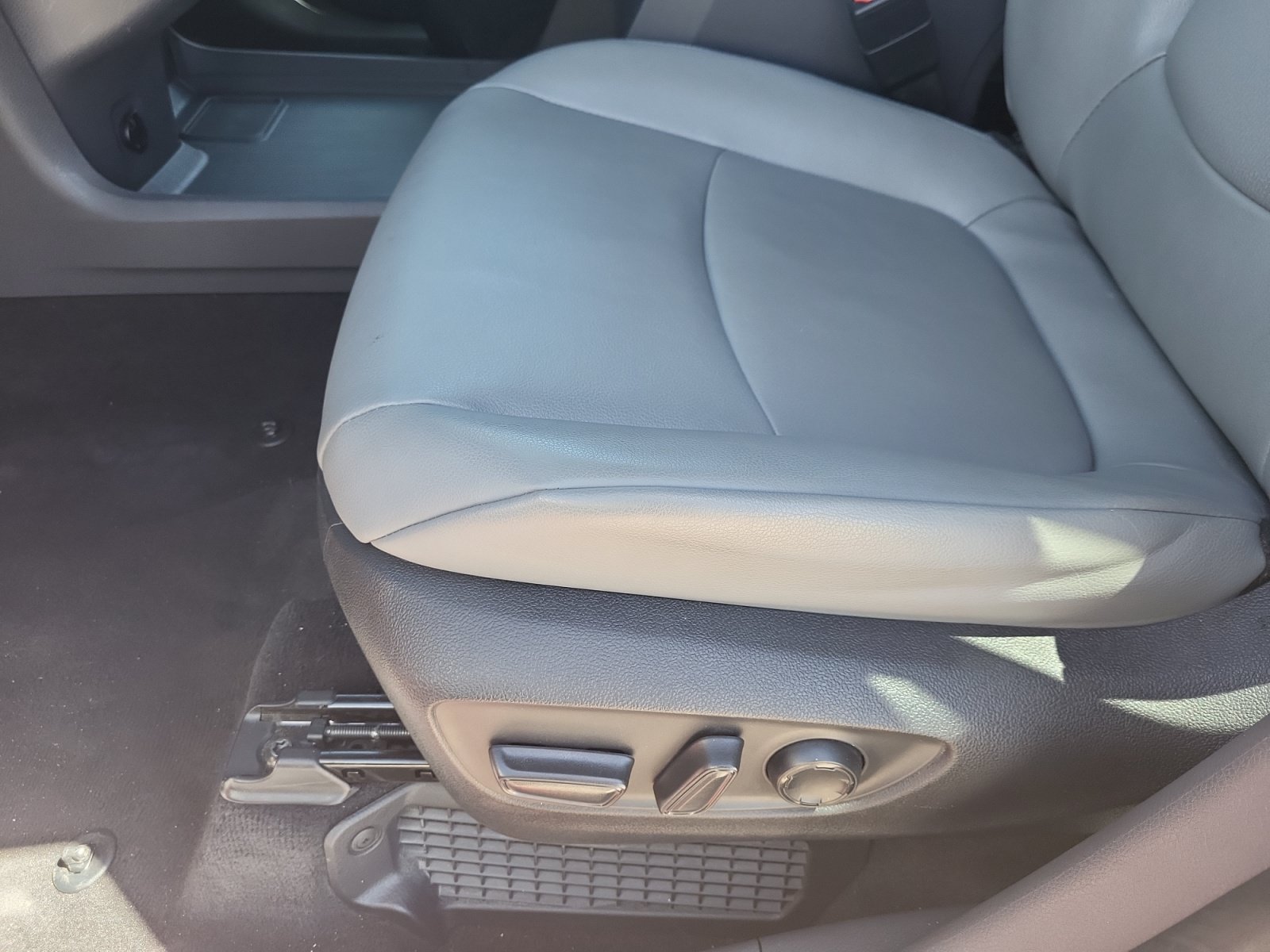 Used 2023 Toyota Sienna XLE FWD image 20