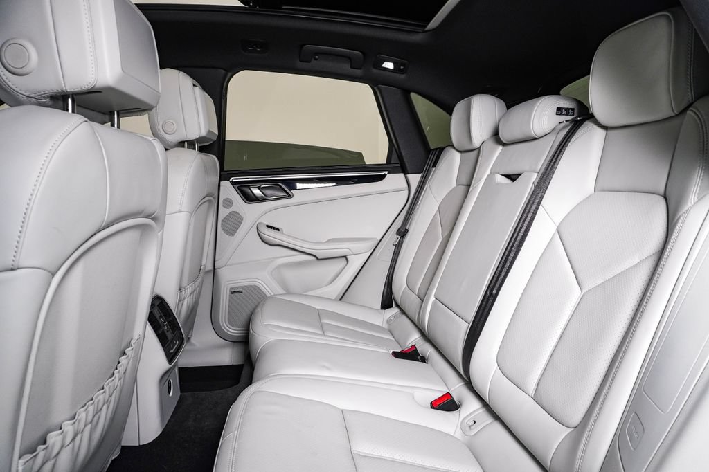 Certified 2023 Porsche Macan AWD/4WD image 17