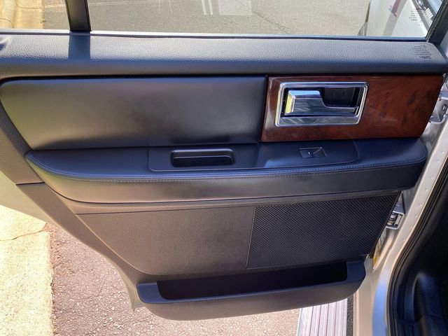 Used 2016 Lincoln Navigator Select RWD image 10