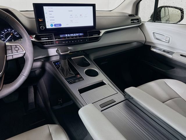 Used 2025 Toyota Sienna XLE image 25