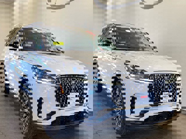 Used 2025 Lincoln Aviator AWD image 2