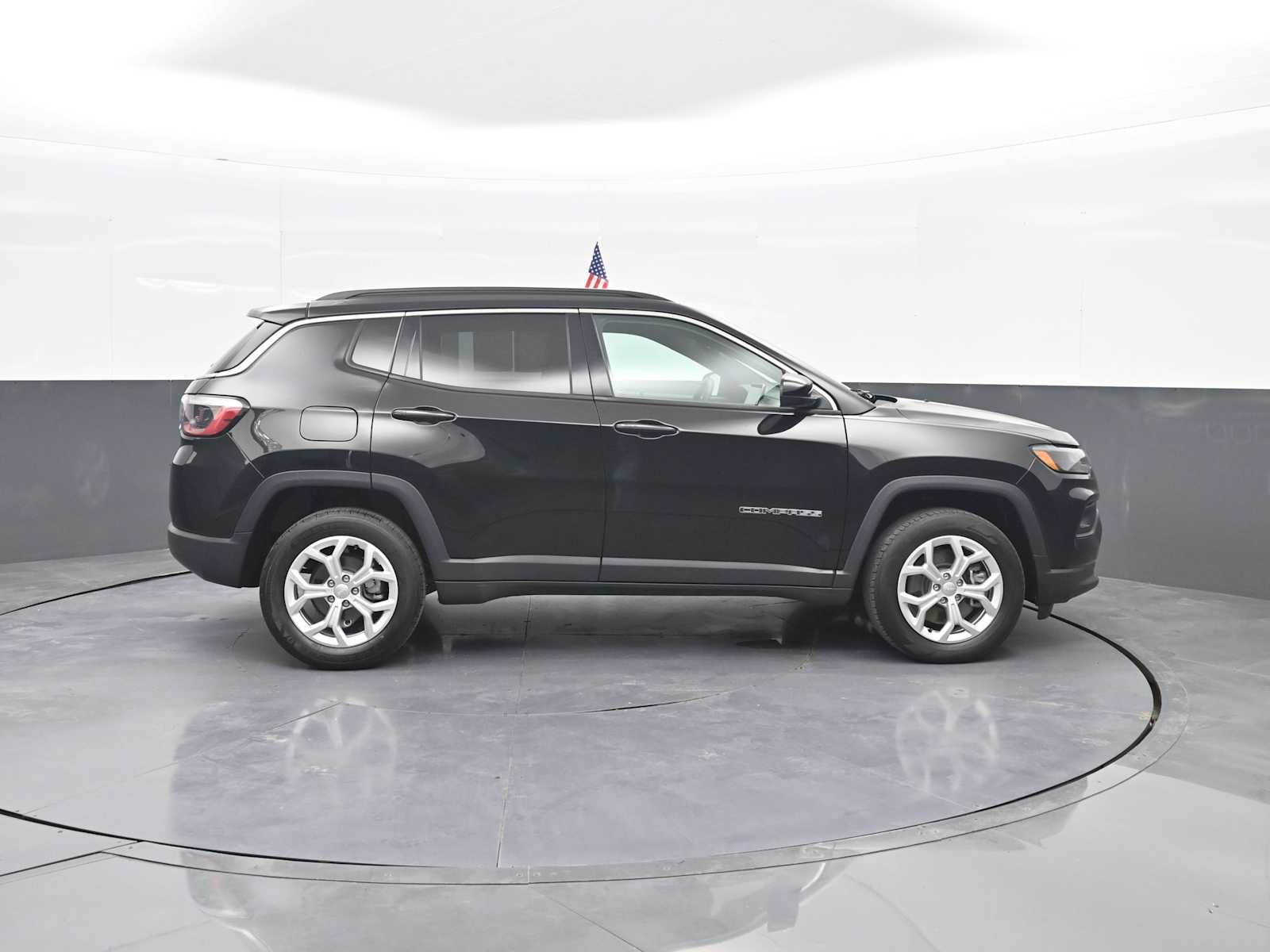 Used 2024 Jeep Compass Latitude AWD/4WD image 9