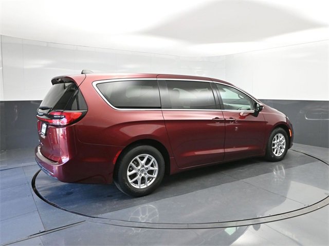 Used 2023 Chrysler Pacifica Touring-L image 15
