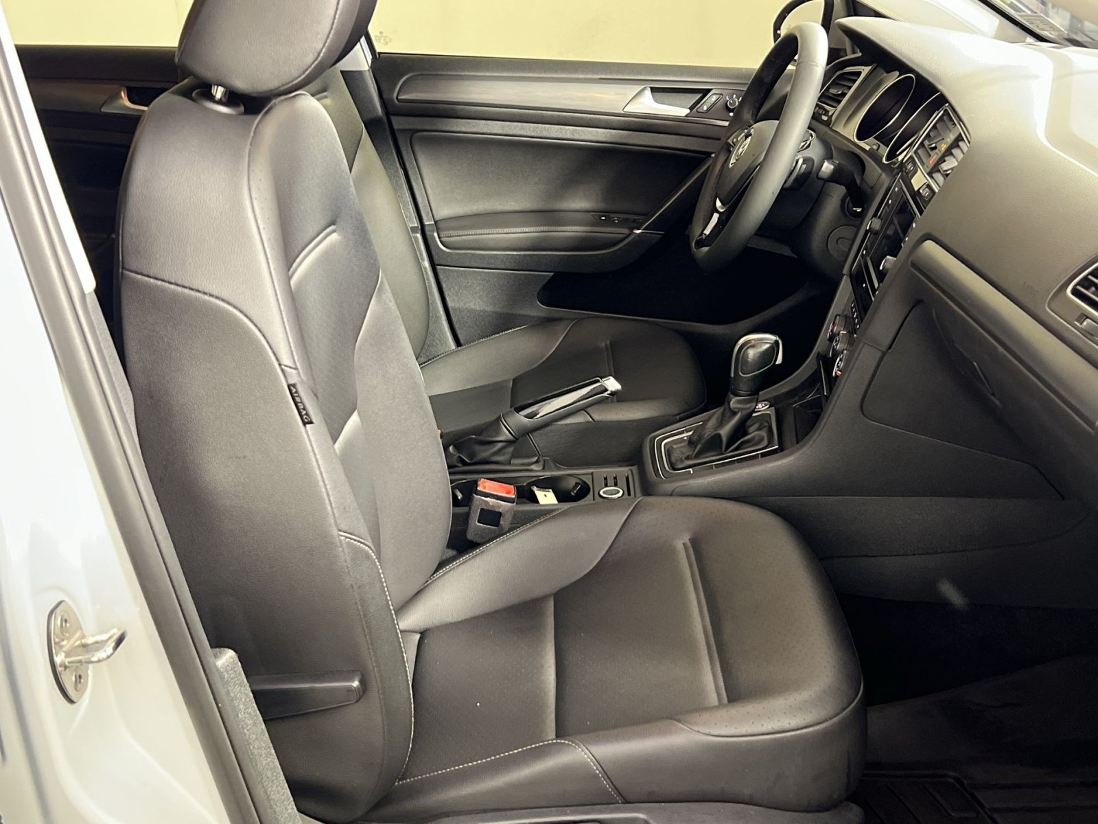 Used 2021 Volkswagen Golf 4-Door FWD image 29