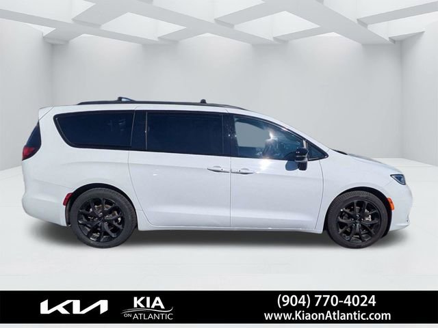 Used 2025 Chrysler Pacifica Limited image 2