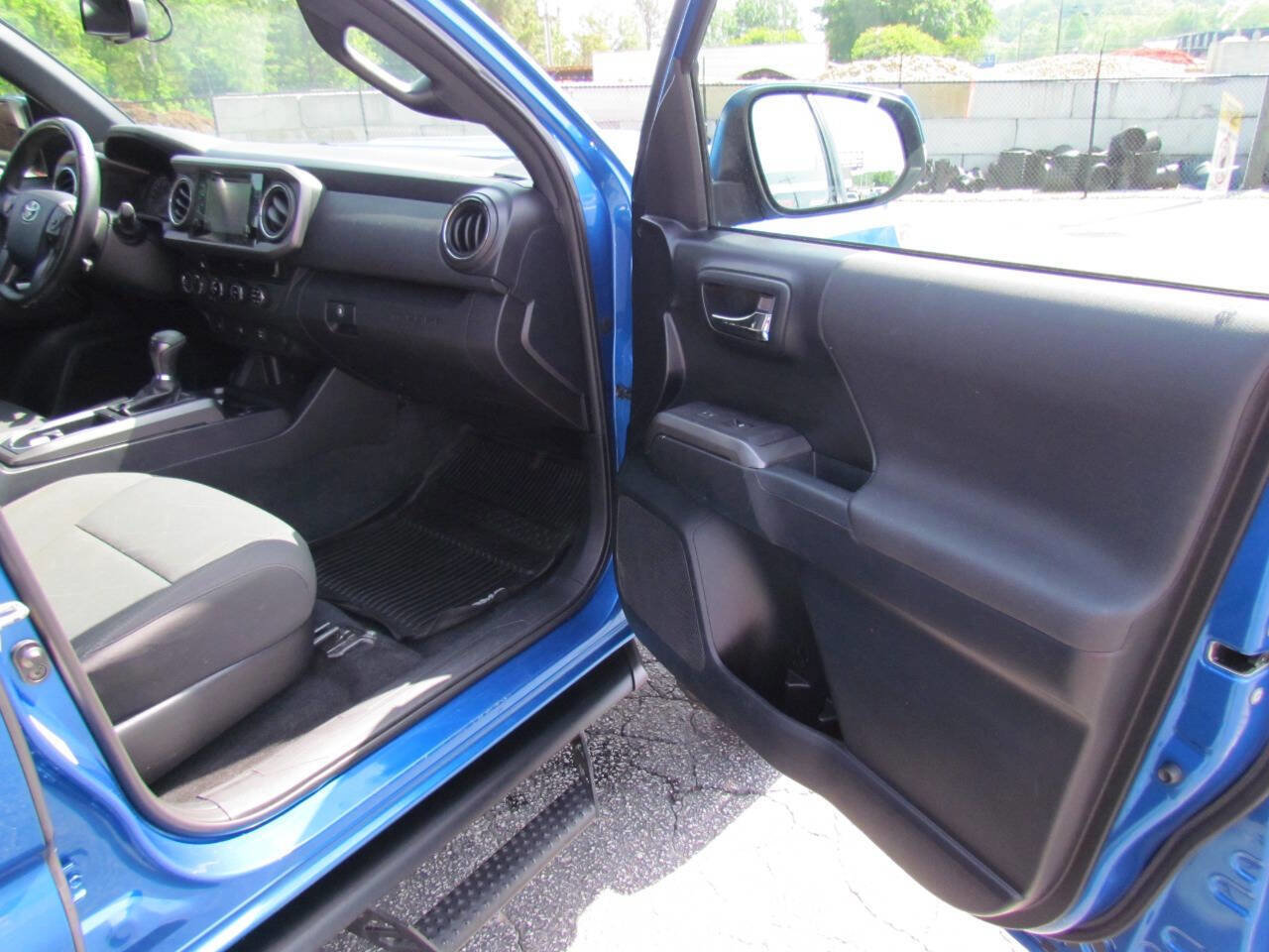 Used 2017 Toyota Tacoma TRD Sport image 16
