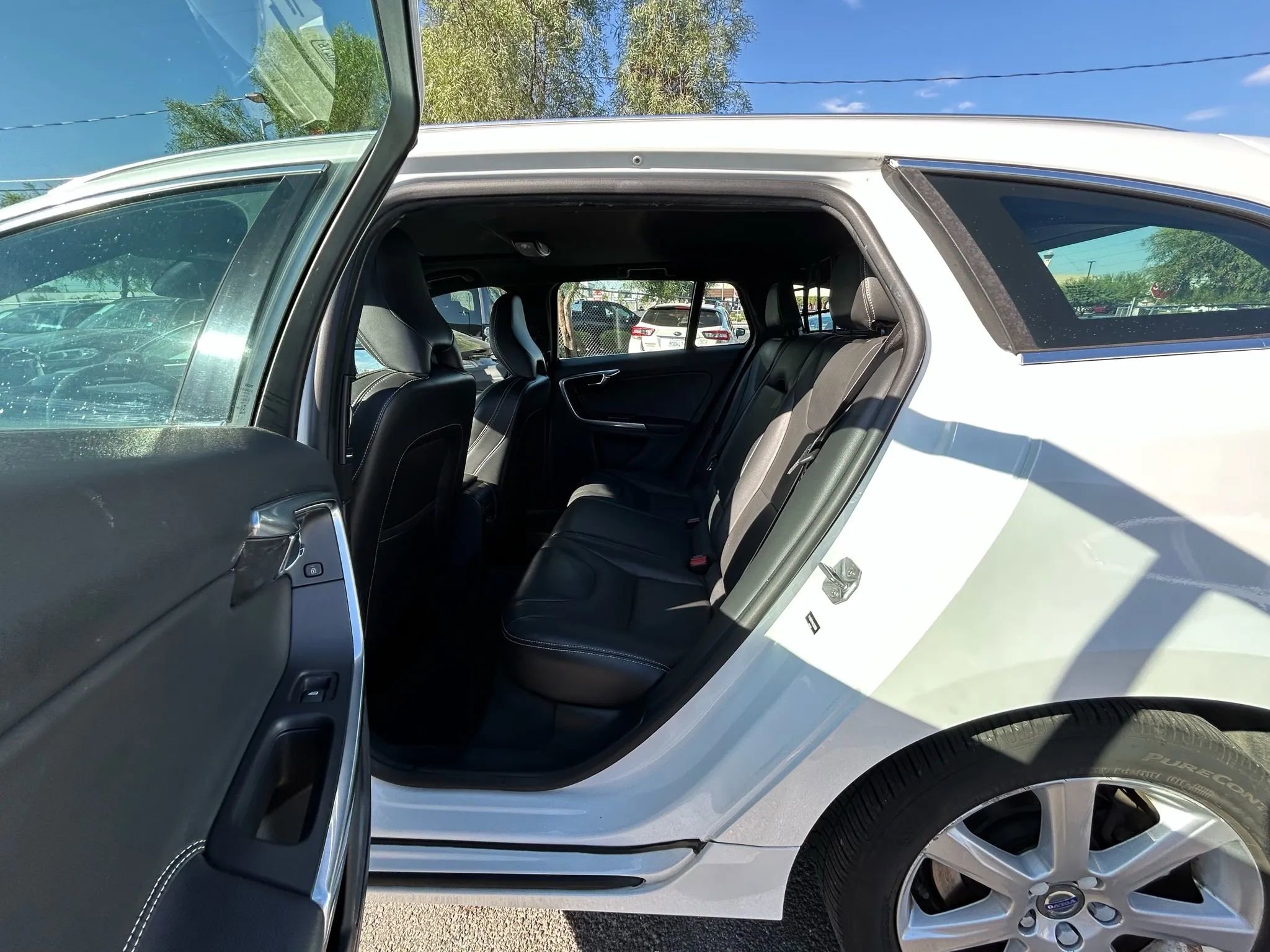 Used 2016 Volvo V60 T5 Platinum image 11