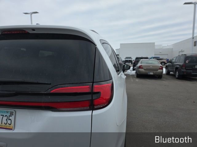 Used 2025 Chrysler Pacifica Limited image 7