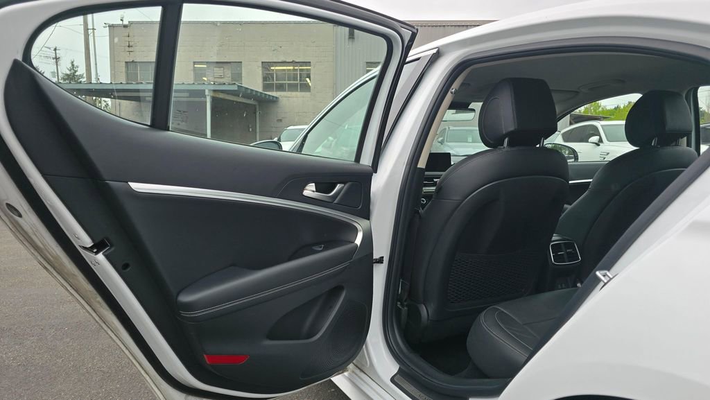 Used 2025 Genesis G70 2.5T image 15