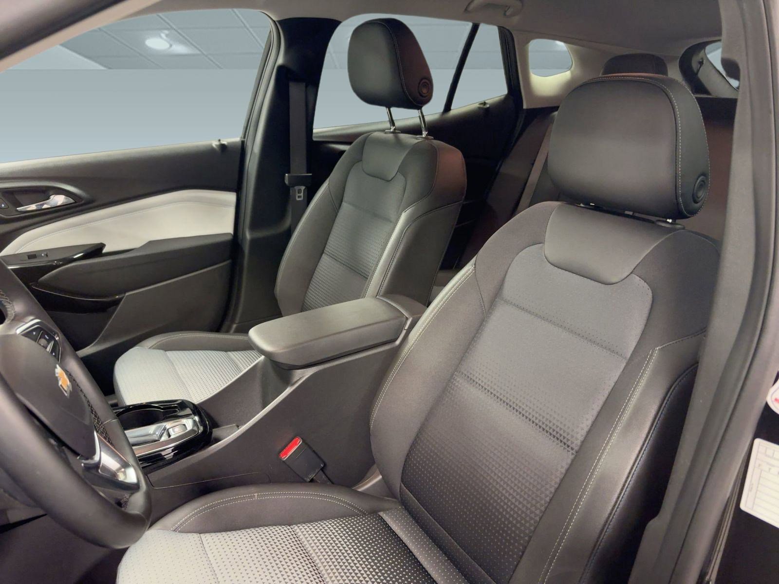 Certified 2025 Chevrolet Trax LT w/ LT Convenience Package image 22