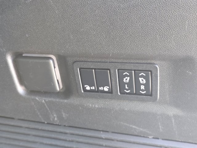 Used 2022 GMC Yukon XL Denali RWD image 12
