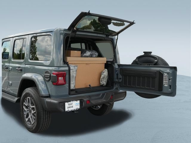 Used 2026 Jeep Wrangler Unlimited Sahara AWD/4WD image 17