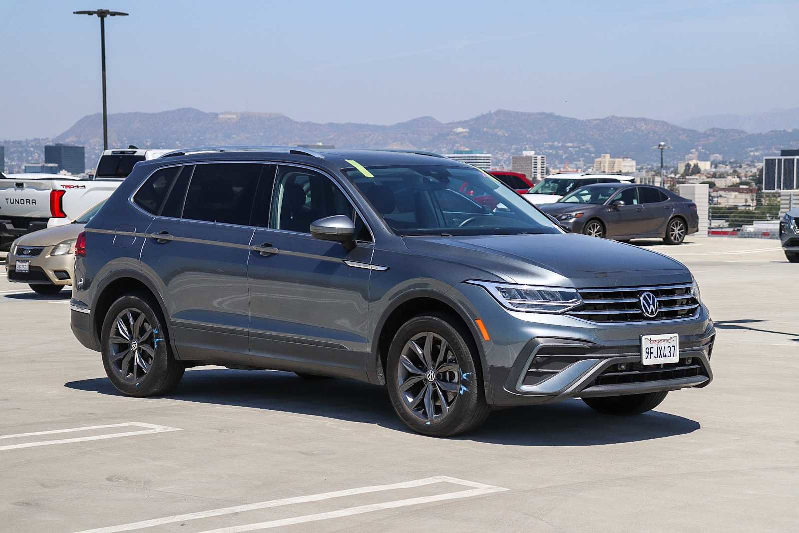 Used 2023 Volkswagen Tiguan SE w/ Panoramic Sunroof Package image 3