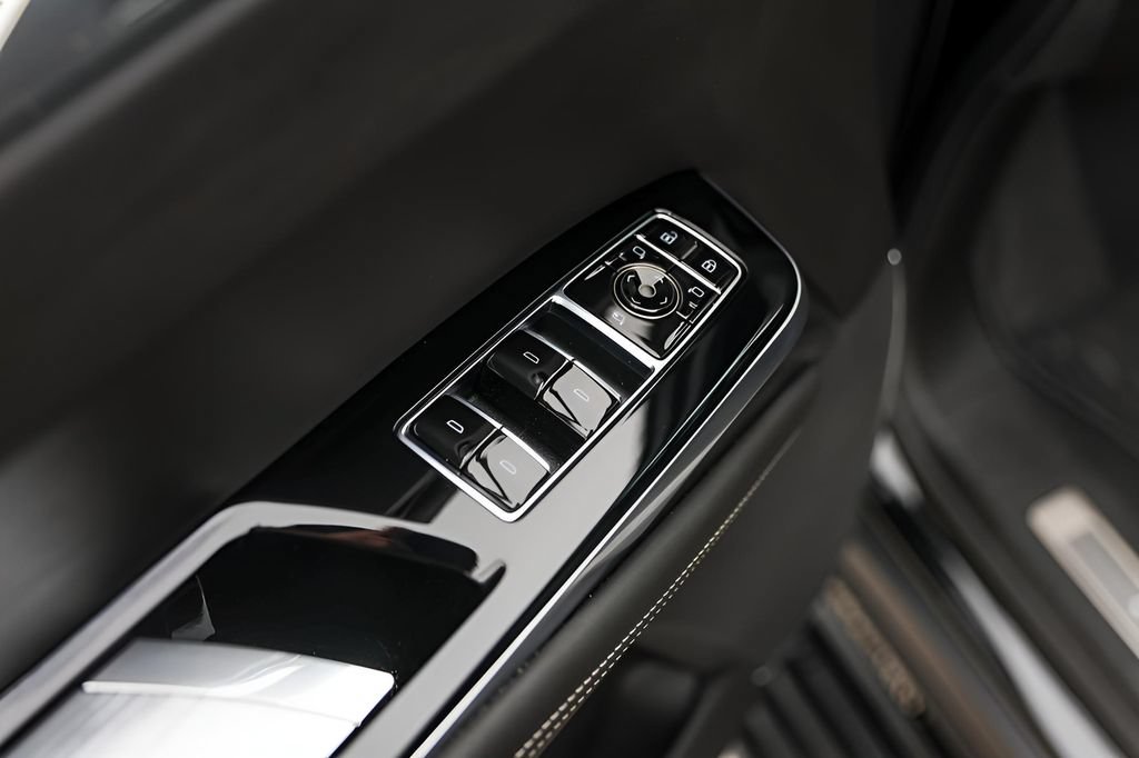 Certified 2025 Cadillac Escalade ESV V AWD/4WD image 23