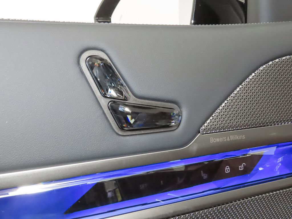 New 2025 BMW 750e xDrive image 10