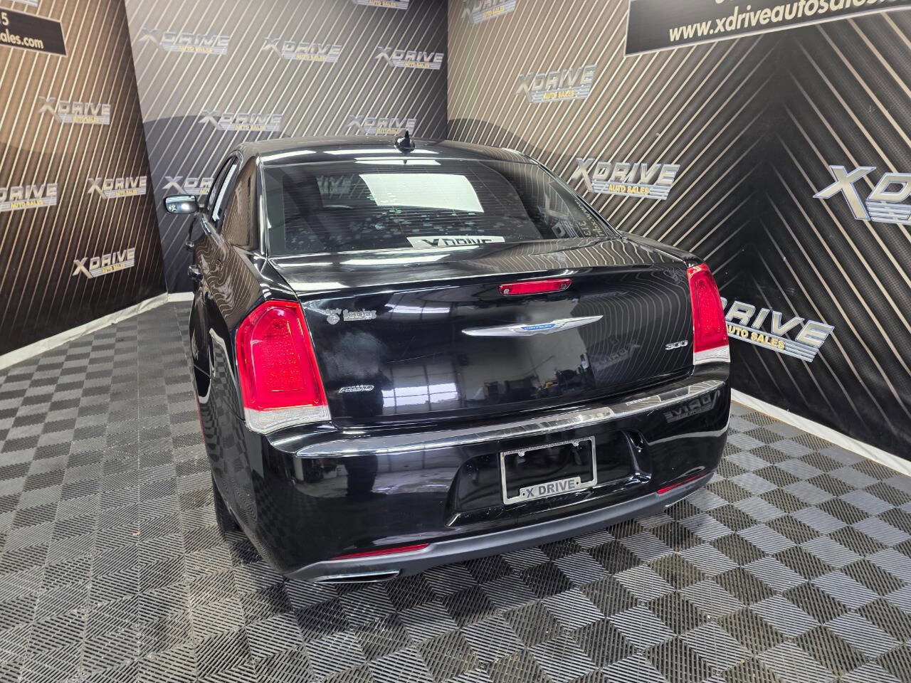 Used 2018 Chrysler 300 Touring L AWD/4WD image 13