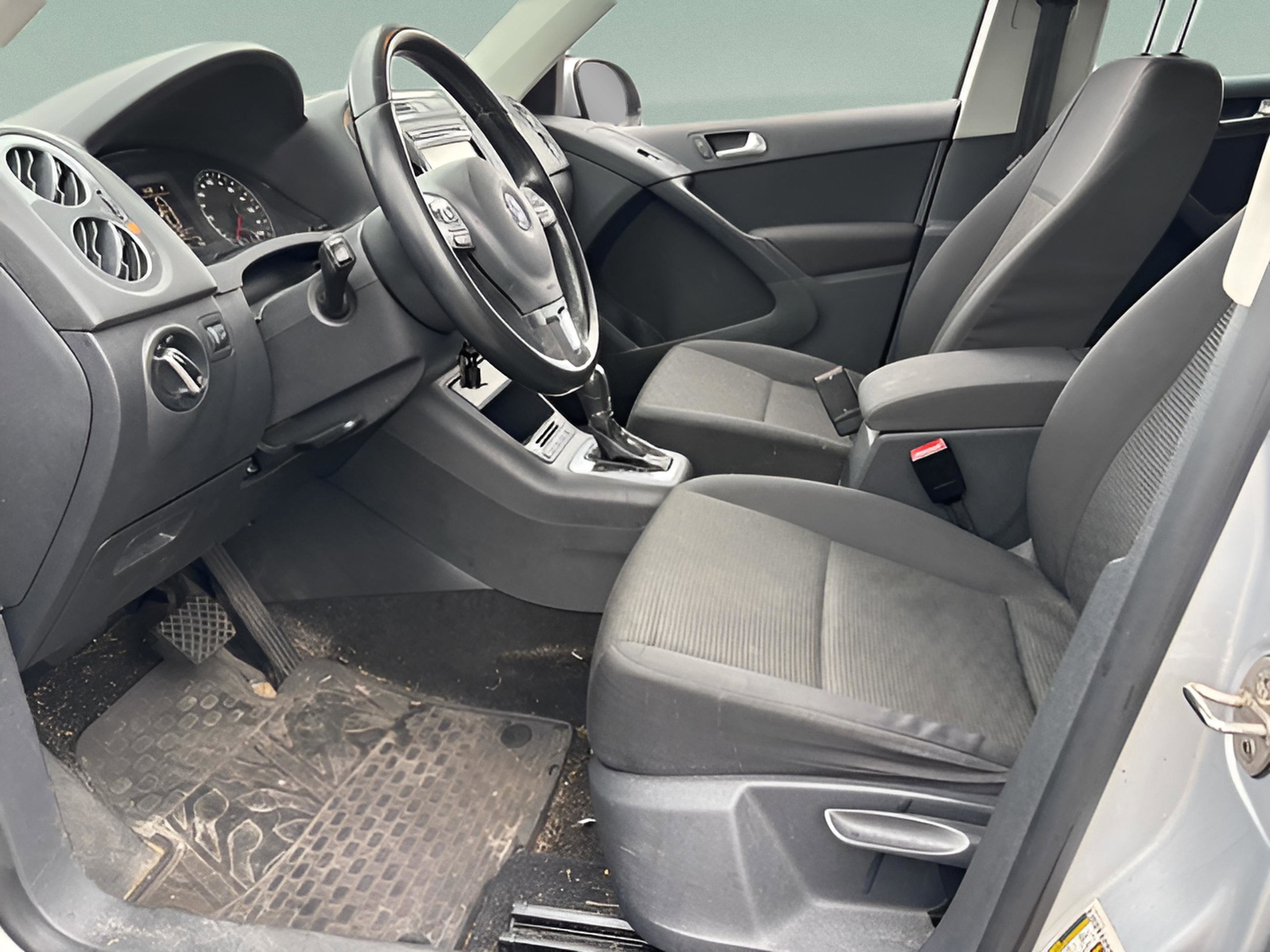 Used 2013 Volkswagen Tiguan S image 9