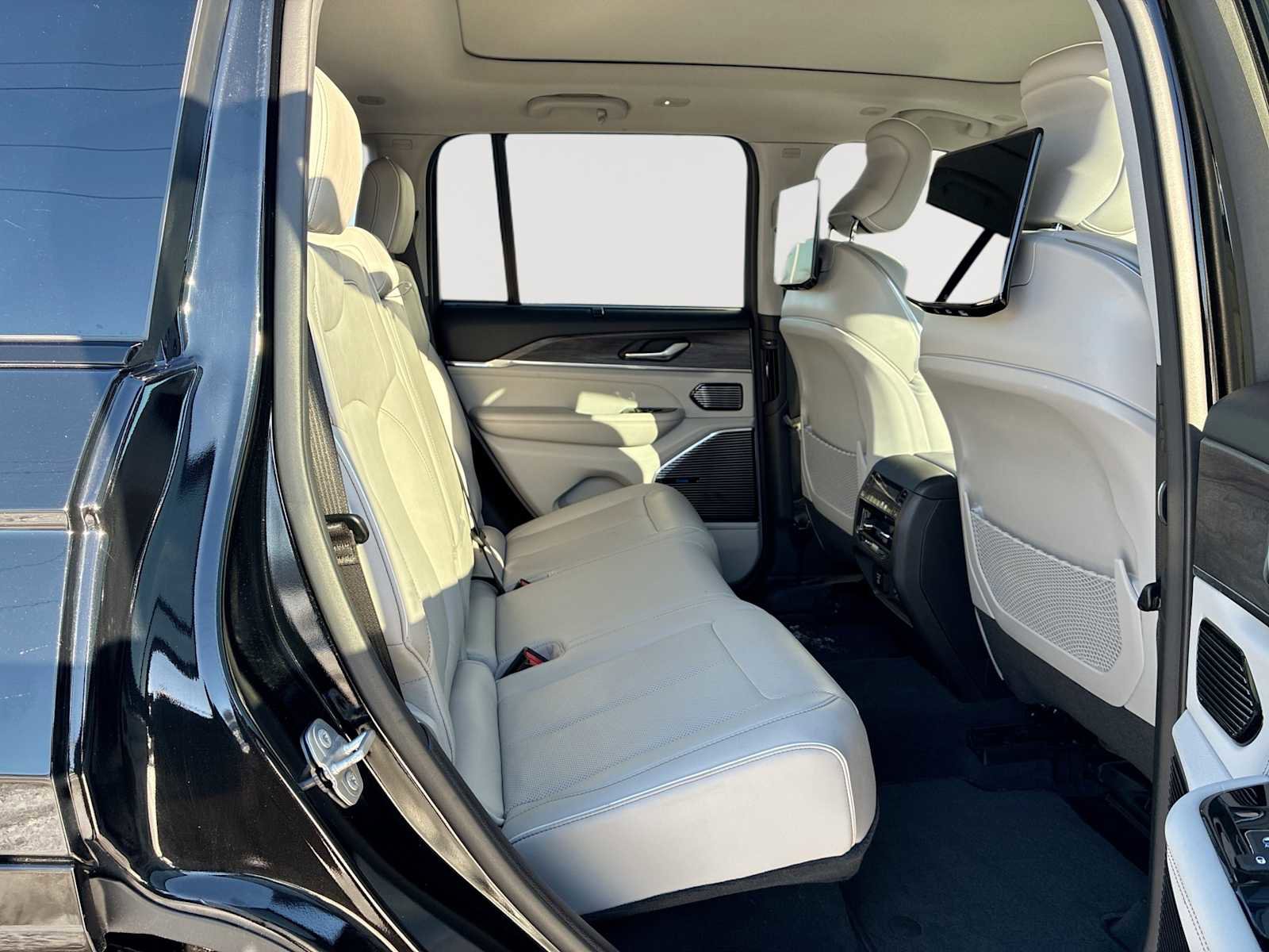 Used 2023 Jeep Grand Cherokee Overland w/ Advanced Protech Group III image 28