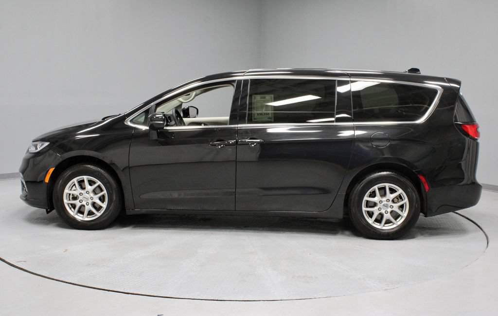 Used 2024 Chrysler Pacifica Touring-L FWD image 9