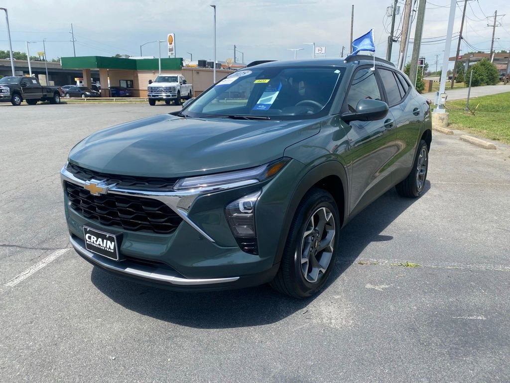 Used 2025 Chevrolet Trax LT FWD image 2