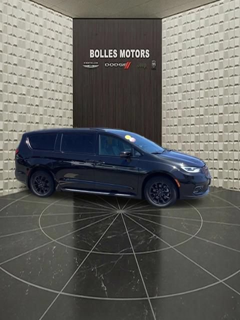 Certified 2021 Chrysler Pacifica Touring-L w/ S Appearance Package AWD/4WD image 3
