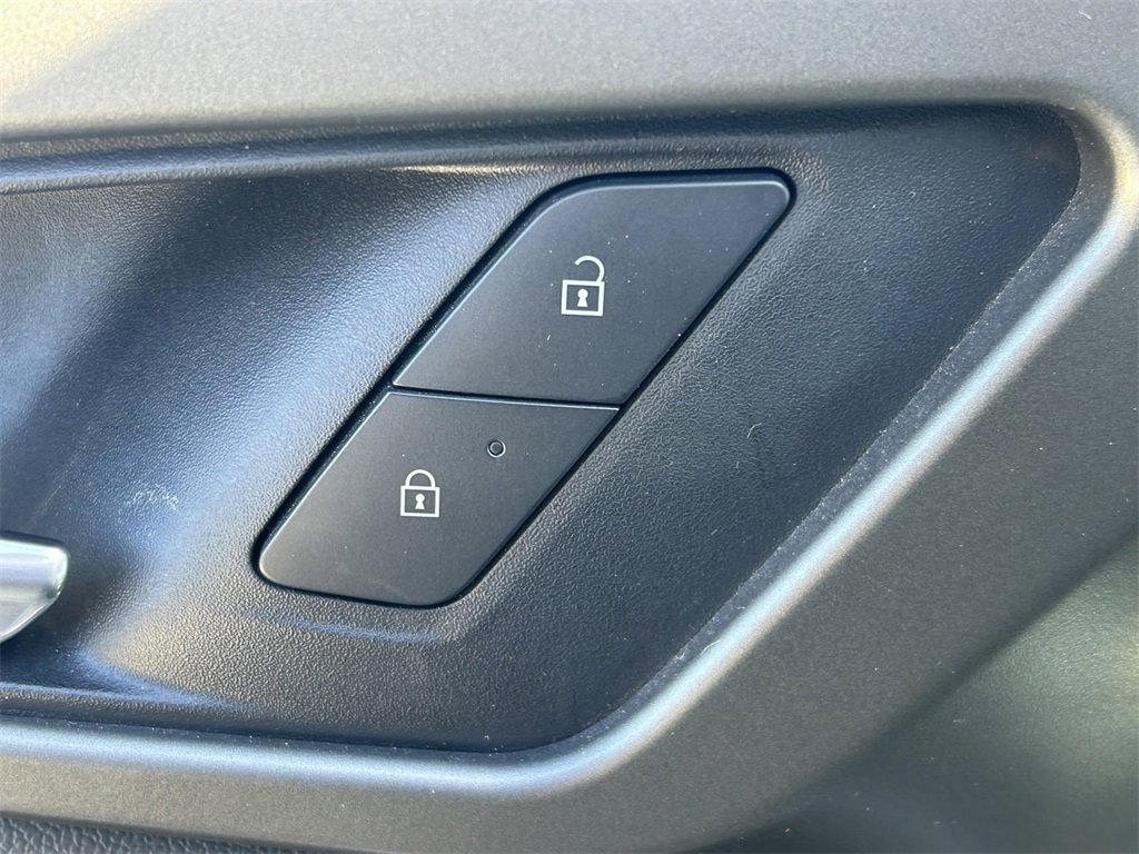 Used 2025 Chevrolet Traverse LT image 23