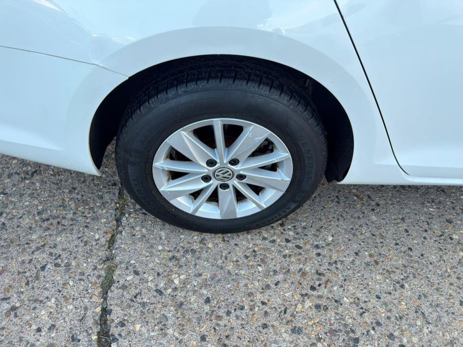 Used 2015 Volkswagen Golf S image 23