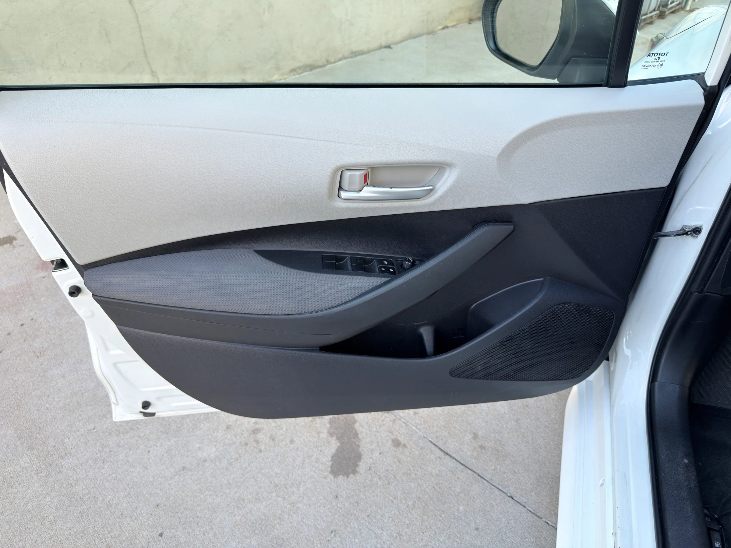 Used 2021 Toyota Corolla LE image 23