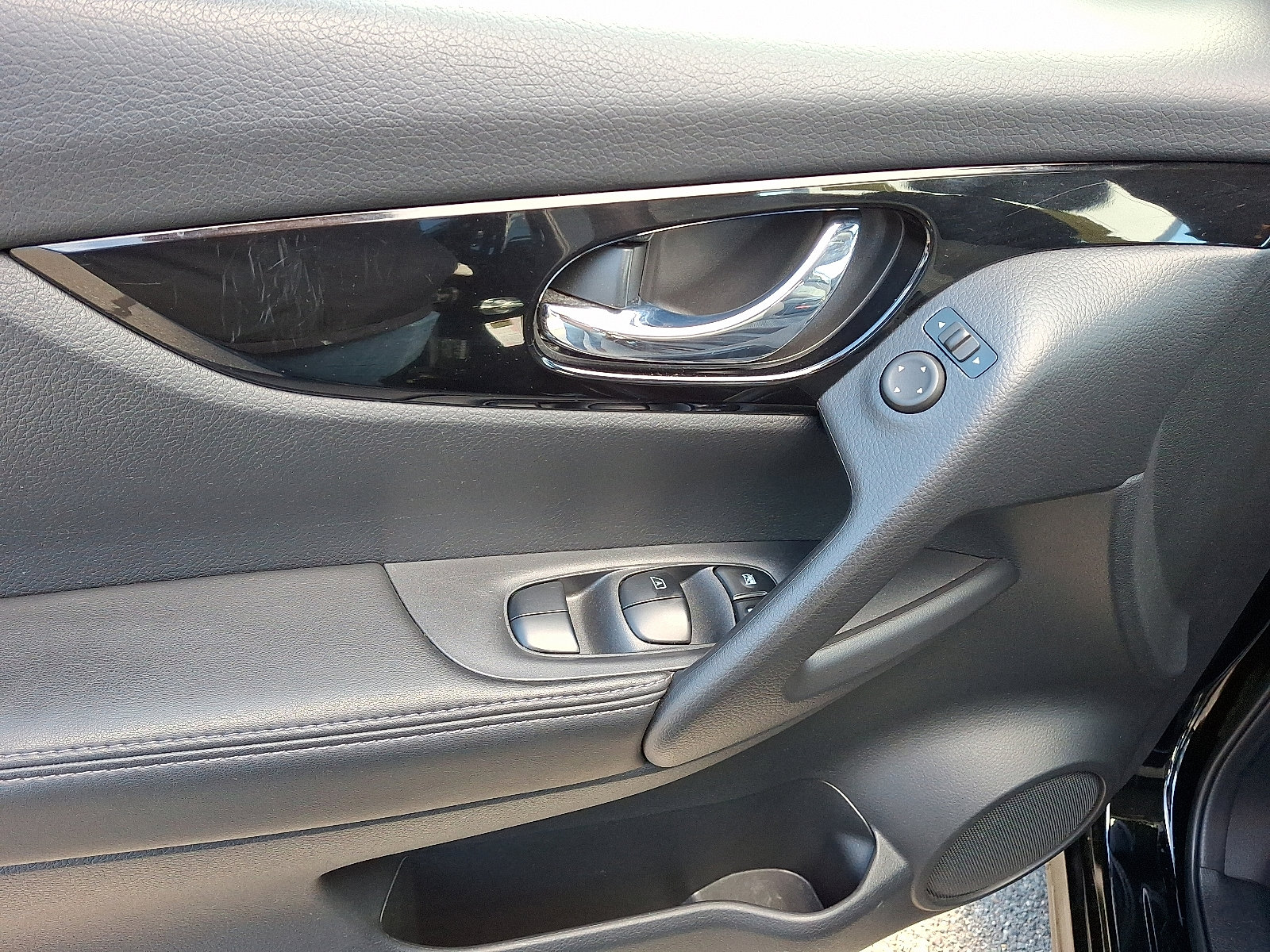 Used 2020 Nissan Rogue Sport SV image 12