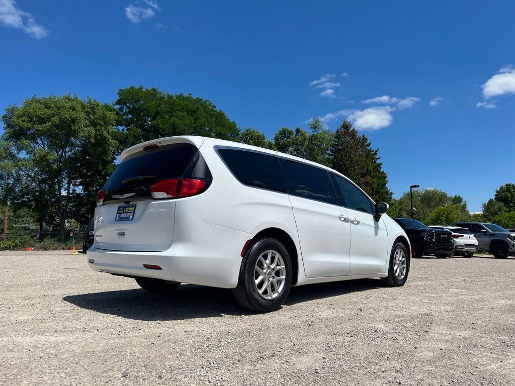 Used 2023 Chrysler Voyager LX FWD image 9