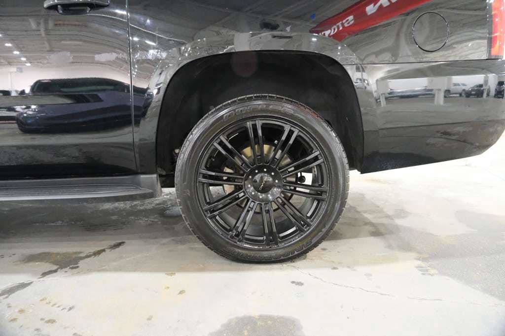 Used 2018 Chevrolet Suburban LT RWD image 7