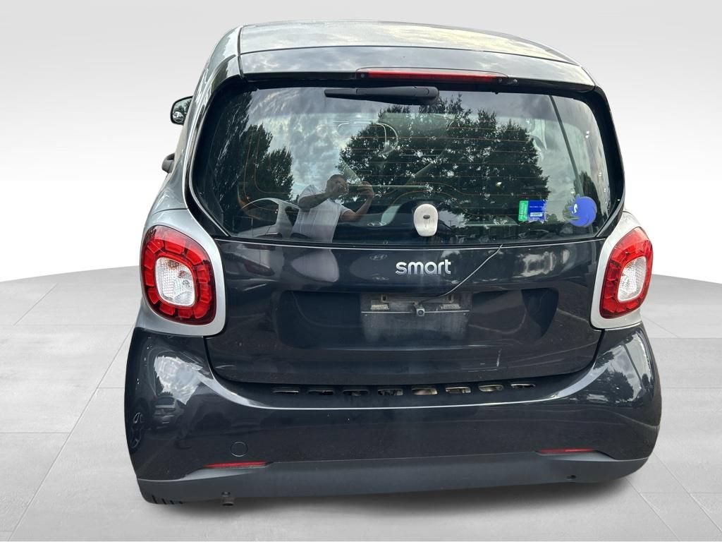 Used 2016 smart fortwo passion RWD image 12
