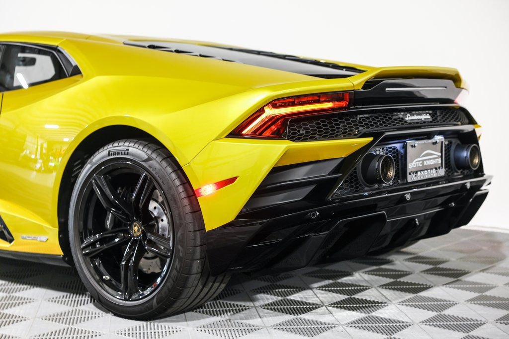 Used 2020 Lamborghini Huracan EVO image 17