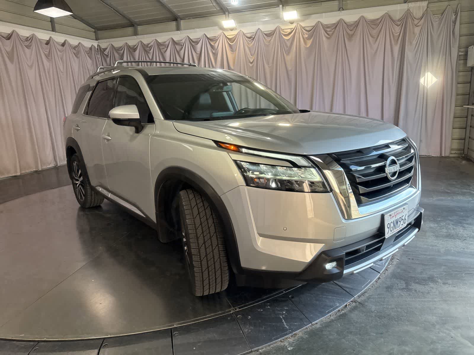Used 2023 Nissan Pathfinder Platinum FWD image 3