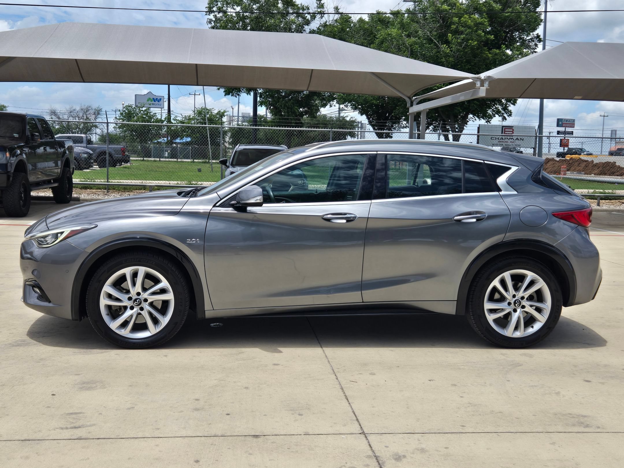 Used 2017 INFINITI QX30 Premium w/ Navigation Package FWD image 4