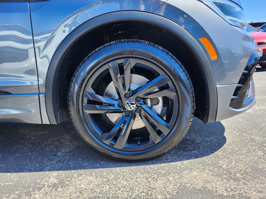 Certified 2023 Volkswagen Tiguan SE R-Line AWD/4WD image 18