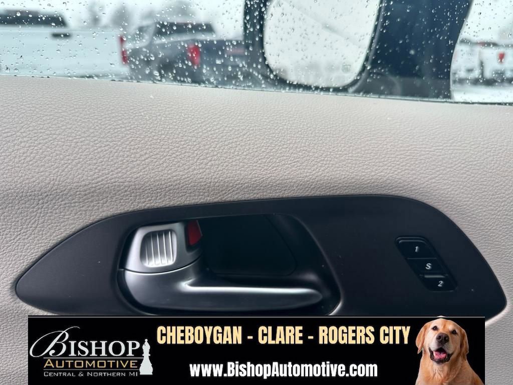 Used 2024 Chrysler Pacifica Touring-L FWD image 32