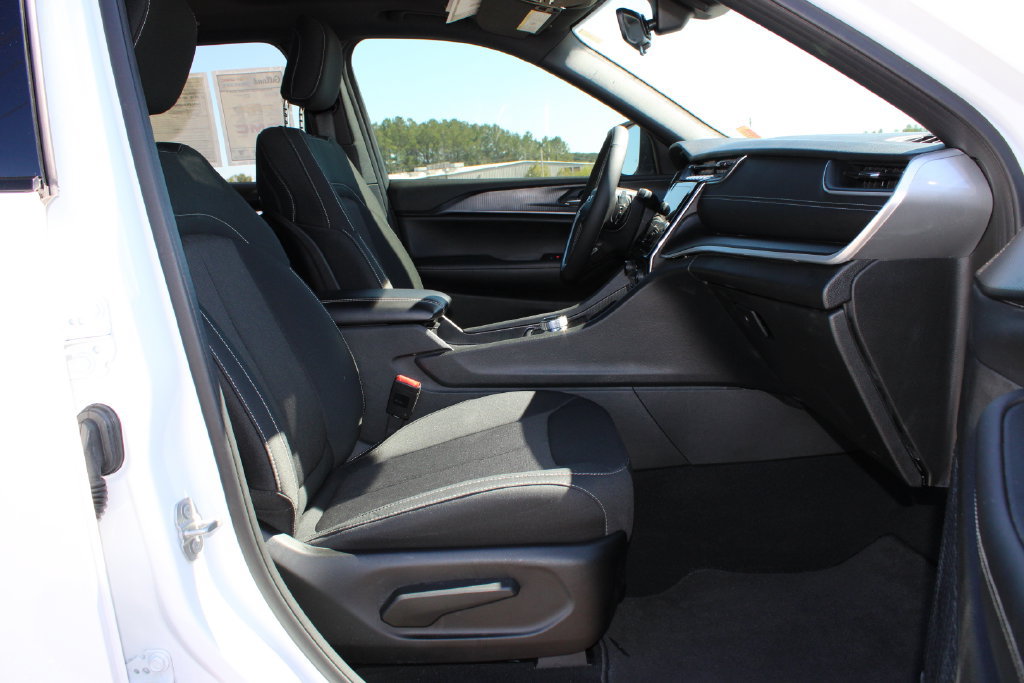 Used 2025 Jeep Grand Cherokee Laredo X RWD image 12