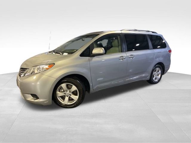 Used 2014 Toyota Sienna LE image 2