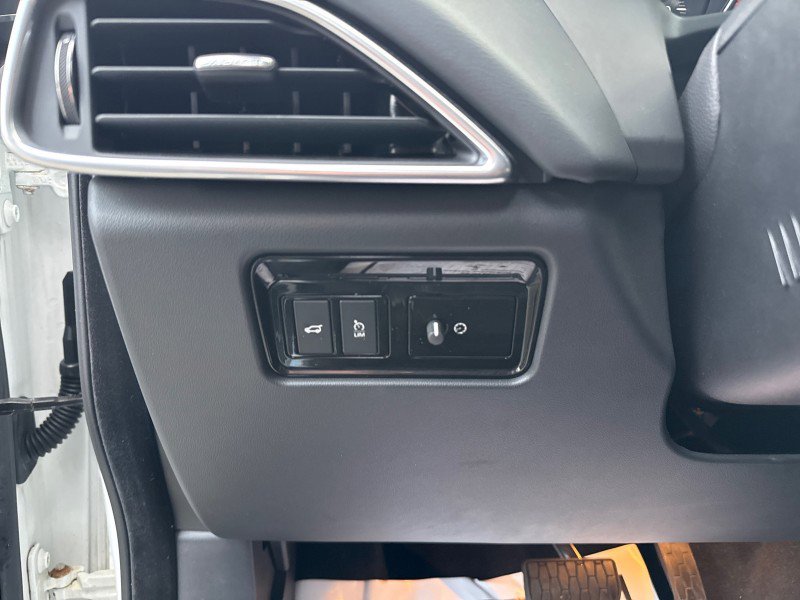 Used 2020 Jaguar F-PACE Premium image 46