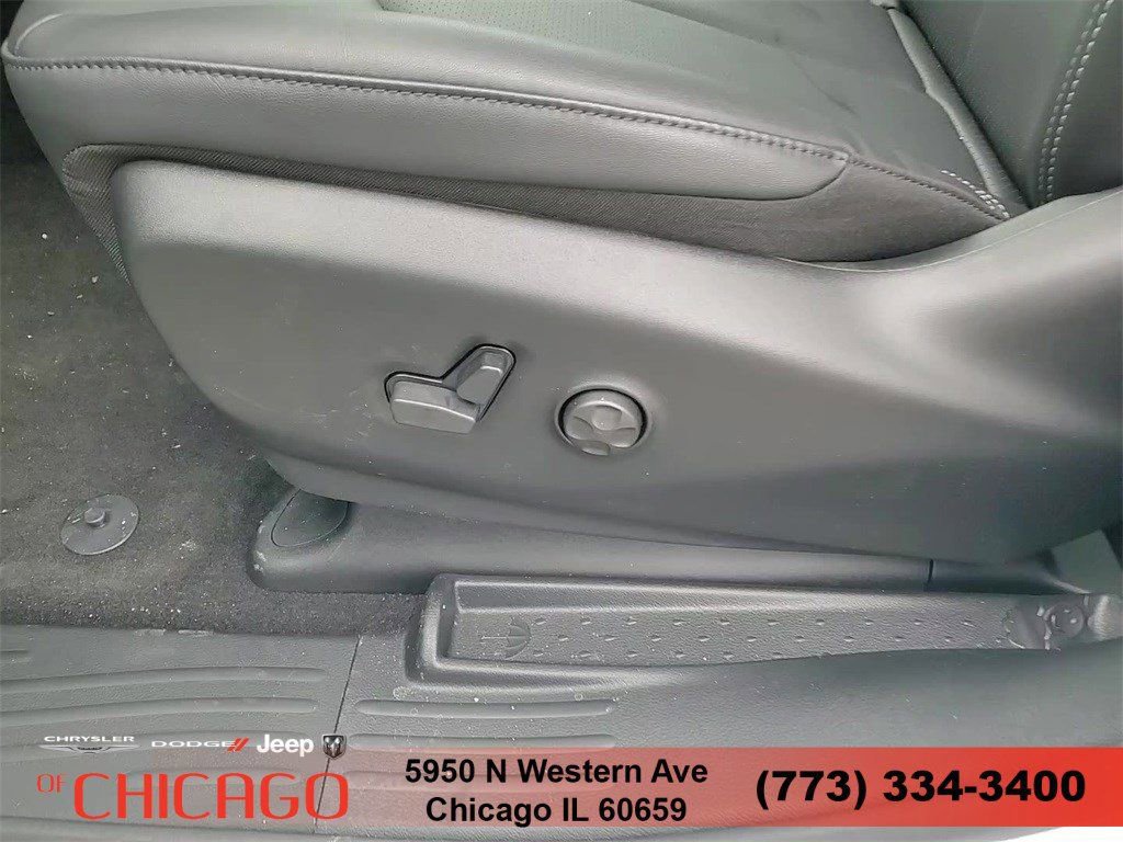 New 2025 Chrysler Pacifica Select FWD image 16