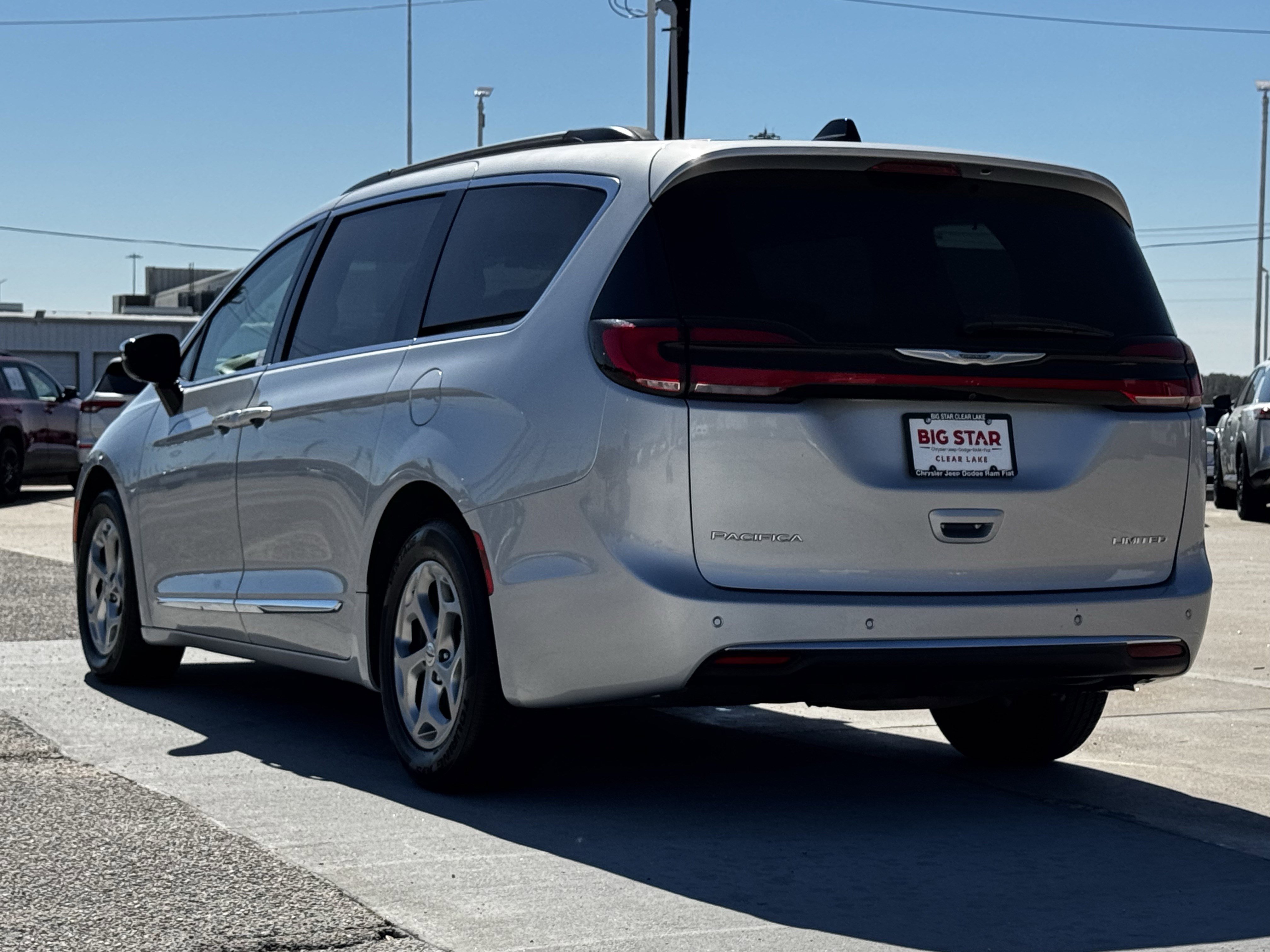 Used 2023 Chrysler Pacifica Limited image 8