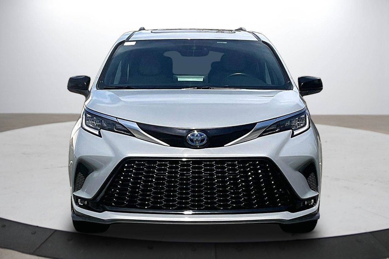 Used 2023 Toyota Sienna XSE image 3