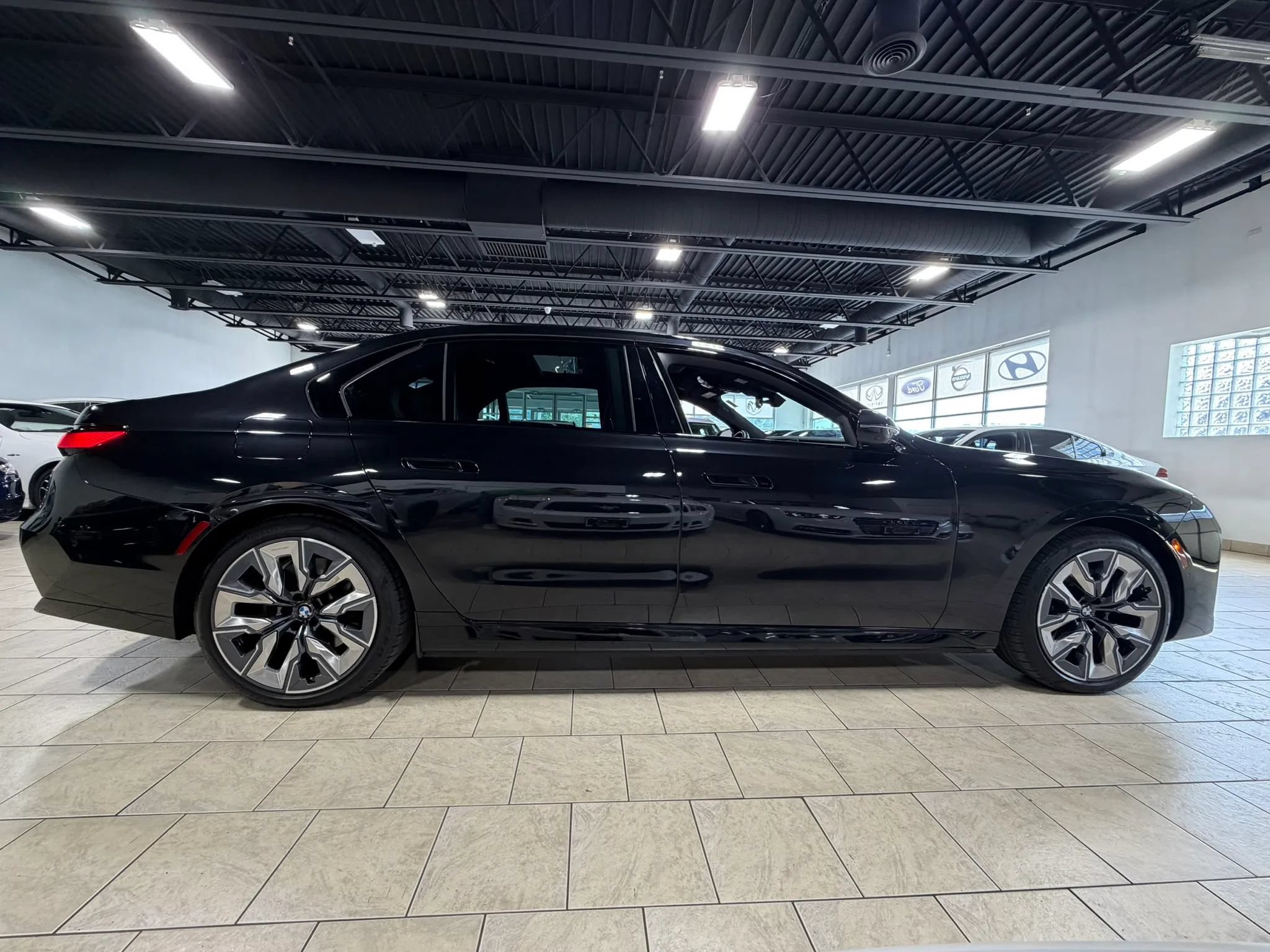 Used 2024 BMW i7 xDrive60 AWD/4WD image 27