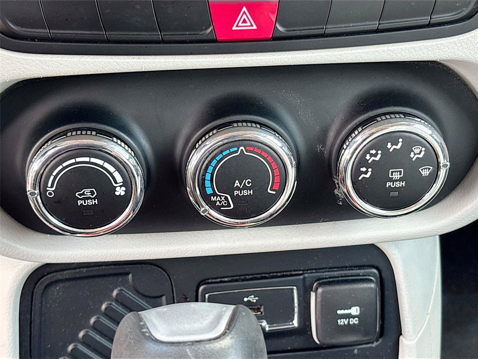 Used 2015 Jeep Renegade Latitude FWD image 15
