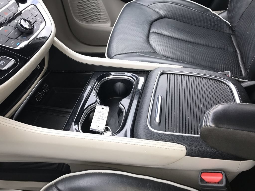Used 2022 Chrysler Pacifica Limited w/ Uconnect Theater Family Group FWD image 21
