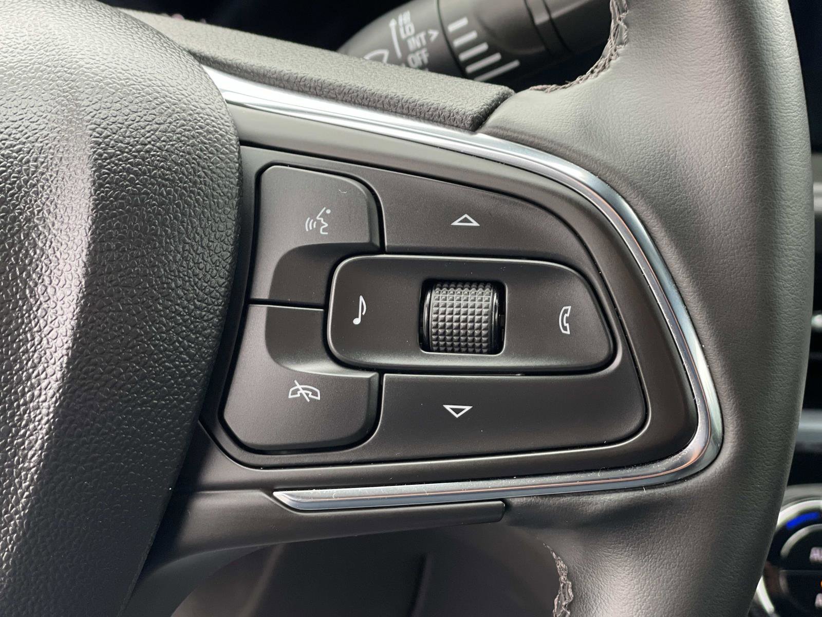 Used 2025 Buick Envista Sport Touring image 12