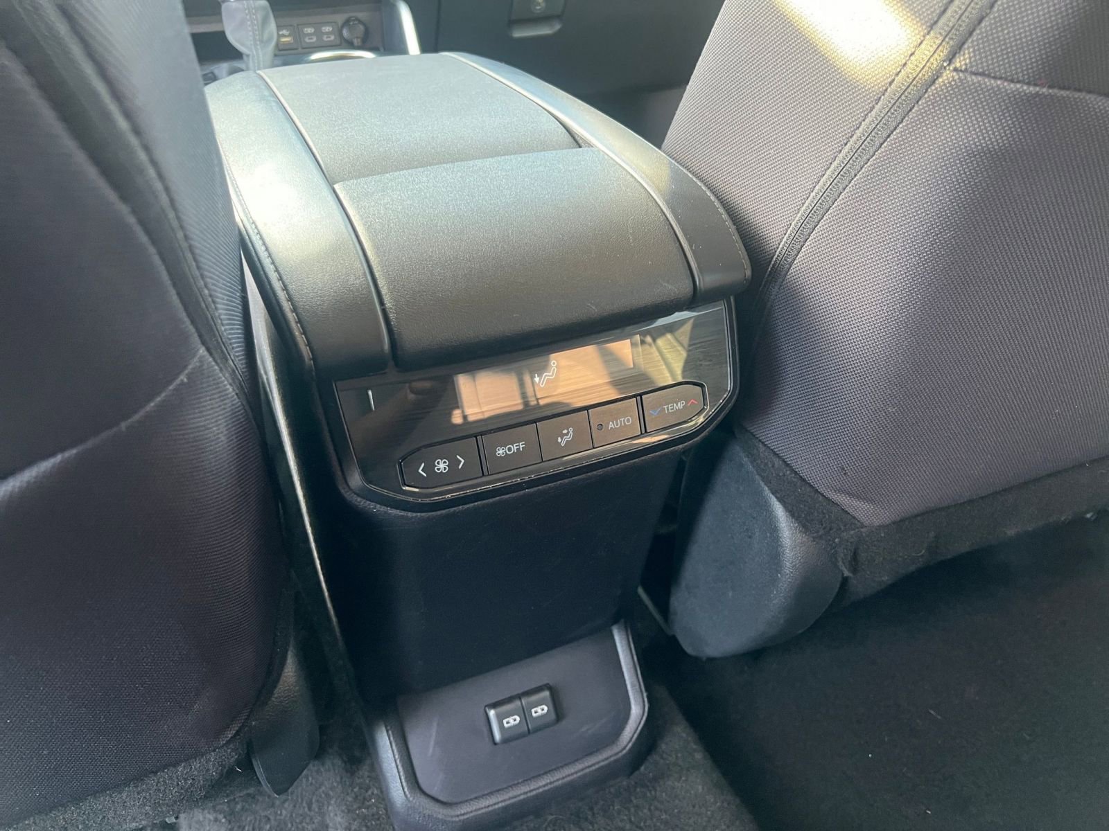 Used 2025 Toyota Highlander LE image 25