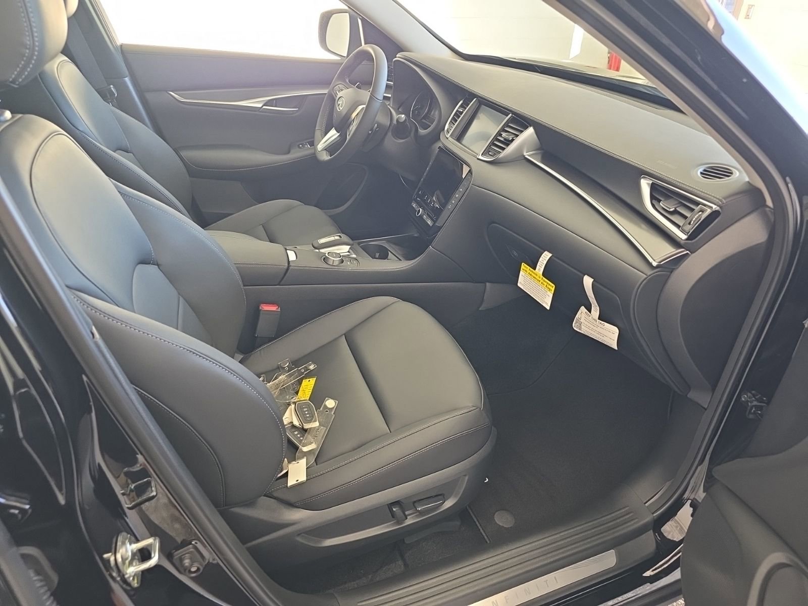 New 2025 INFINITI QX50 Pure image 9